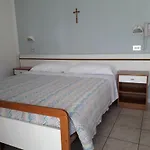 Lora מלון