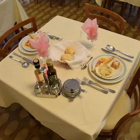 Hotel Lora 2*