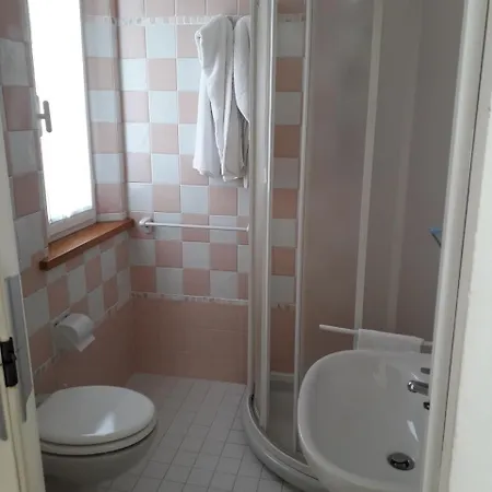 Szálloda Lora 2*