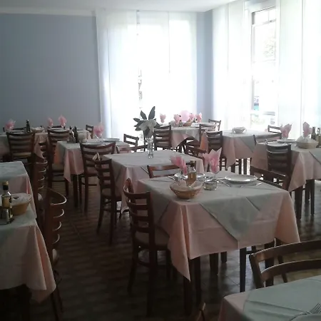 Lora Hotel 2*