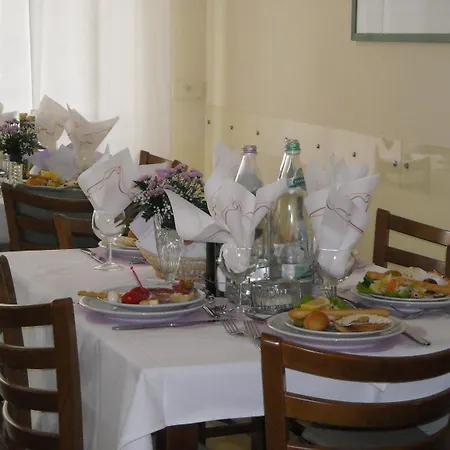 Lora Hotel 2*