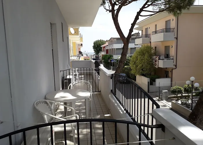 Lora Hotel 2*