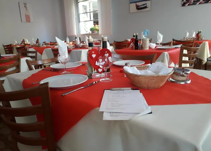 Lora Hotel 2*